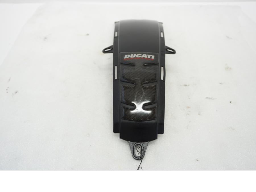 Framsidan på Bensintankskåpa från en Ducati Monster 696 -2010 motorcykel.