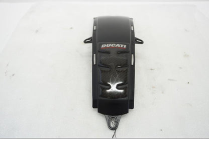 Framsidan på Bensintankskåpa från en Ducati Monster 696 -2010 motorcykel.