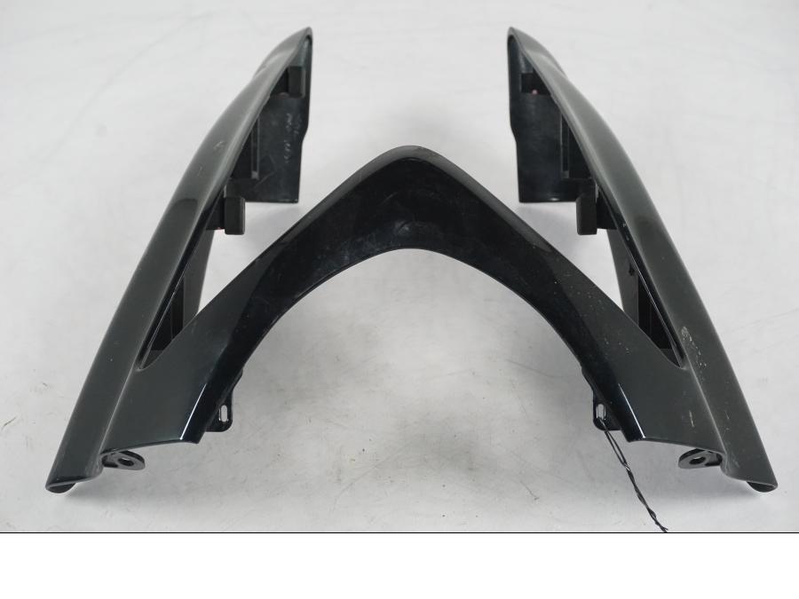 Vänster sida på Toppkåpa från en Kawasaki ER-6N ABS -2010 motorcykel.