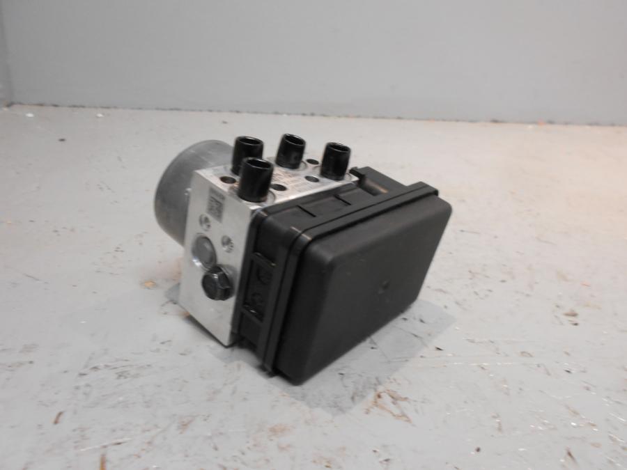 Baksidan på ABS Modulator från en Kawasaki Ninja H2 -2018 motorcykel.