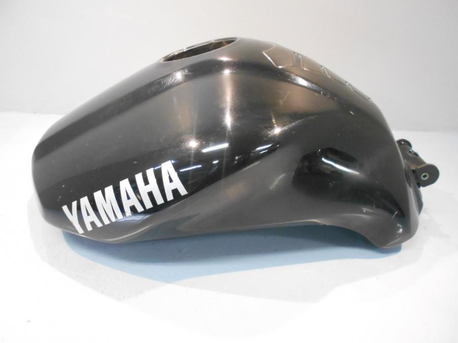 Höger sida på Bensintank från en Yamaha FZS 1000 -2002 motorcykel.