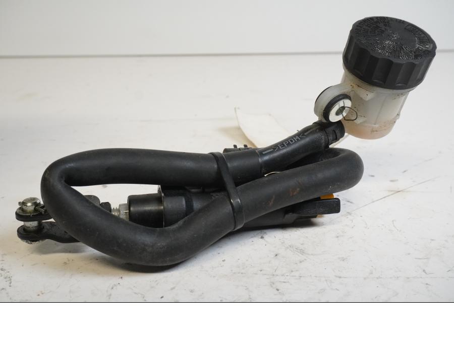 Framsidan på Bromshuvudcylinder från en Yamaha MT-09 Tracer -2016 motorcykel.