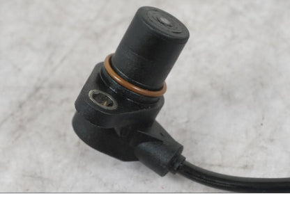 Baksidan på Vevaxelsensor från en Buell 1125 R -2008 motorcykel.