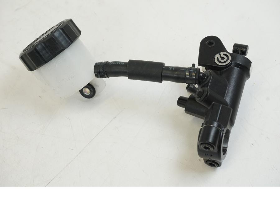 Framsidan på Bromshuvudcylinder från en Yamaha YZF R7 -2022 motorcykel.