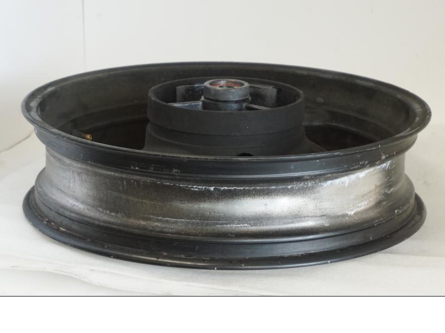 Höger sida på Fälg från en Yamaha TDM 850 -1998 motorcykel.