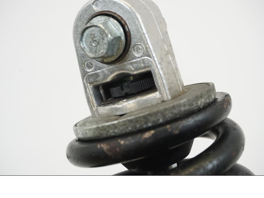 Snett nerifrån på <p>Stötdämpare från Suzuki GSX-R 600 Corona 2000.</p>

<p>Okej skick, justerbar. C/C mått: ca 300mm.</p> motorcykel.