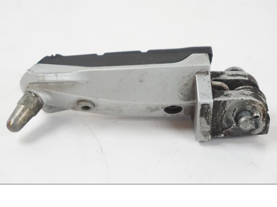 Vänster sida på Fotpinne från en BMW F 650 CS -2002 motorcykel.