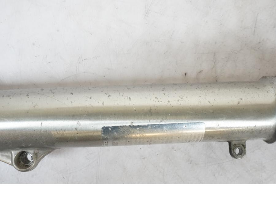 Snett nerifrån på Gaffelben från en Kawasaki KL 650A -1987 motorcykel.