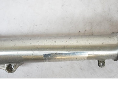 Snett nerifrån på Gaffelben från en Kawasaki KL 650A -1987 motorcykel.