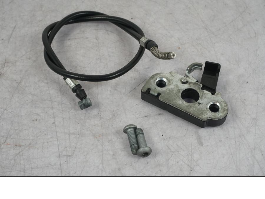 Framsidan på Sadellåsmekanism från en KTM 1290 Super Adventure R -2018 motorcykel.