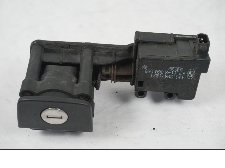 Snett uppifrån på <p>Låssats från BMW K 1200 LT 2004.</p>

<p>Tändningslås, tanklock, tankplastlås och 1st nyckel.</p> motorcykel.