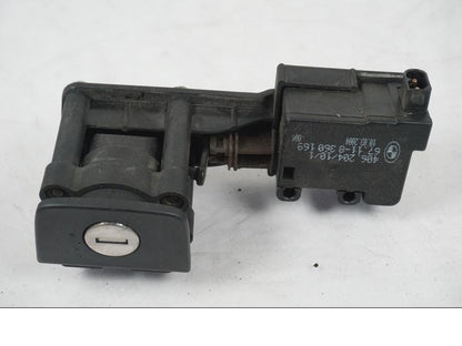 Snett uppifrån på <p>Låssats från BMW K 1200 LT 2004.</p>

<p>Tändningslås, tanklock, tankplastlås och 1st nyckel.</p> motorcykel.