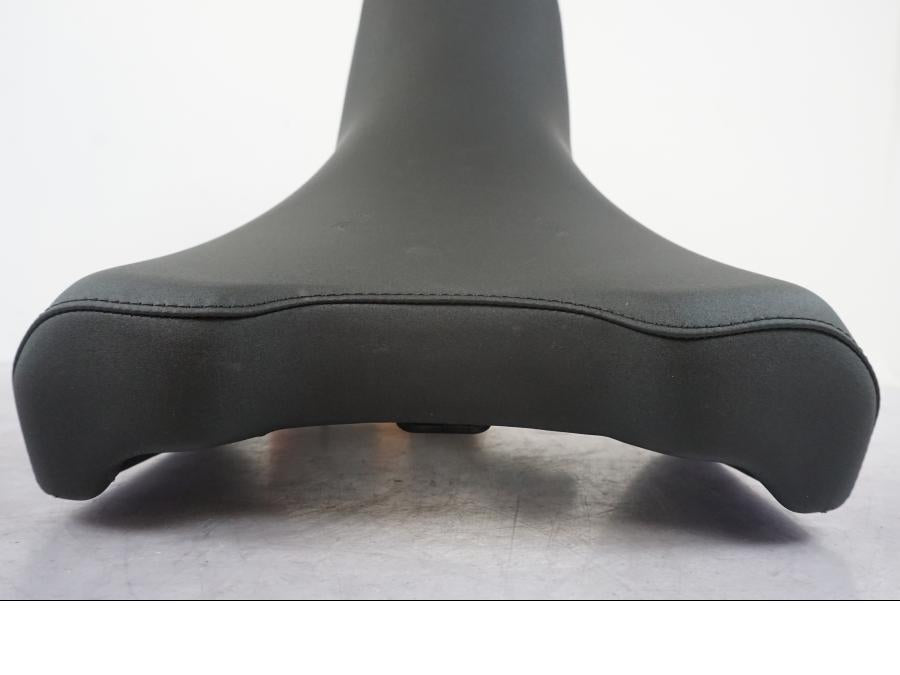 Vänster sida på Sadel från en Ducati Desert X -2023 motorcykel.