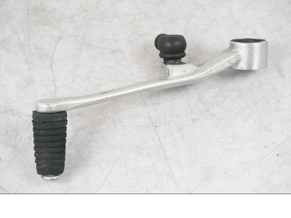 Snett nerifrån på Växelpedal från en Yamaha MT-09 -2016 motorcykel.