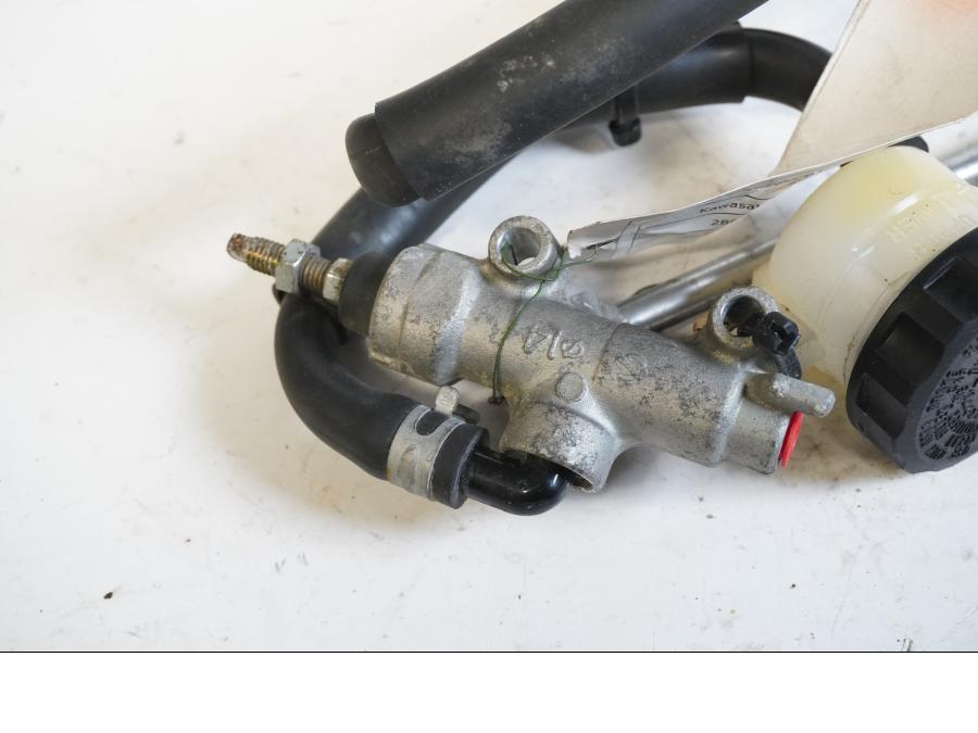 Höger sida på Bromshuvudcylinder från en Kawasaki VN 2000 -2006 motorcykel.