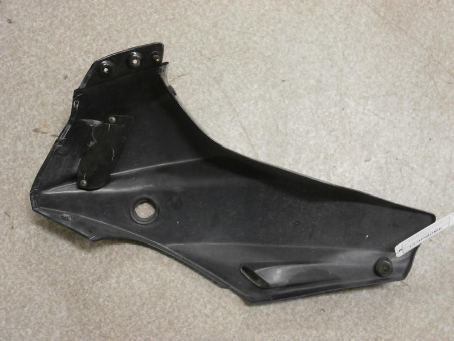 Baksidan på Toppkåpa från en Suzuki GSF 1200 -2000 motorcykel.