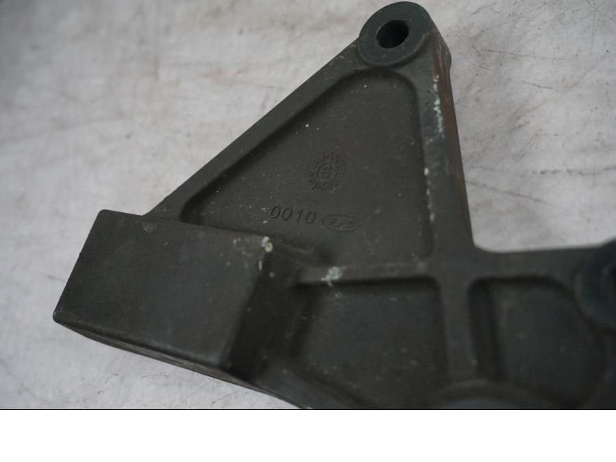 Höger sida på Bromsoksfäste från en Kawasaki ER-6N -2011 motorcykel.