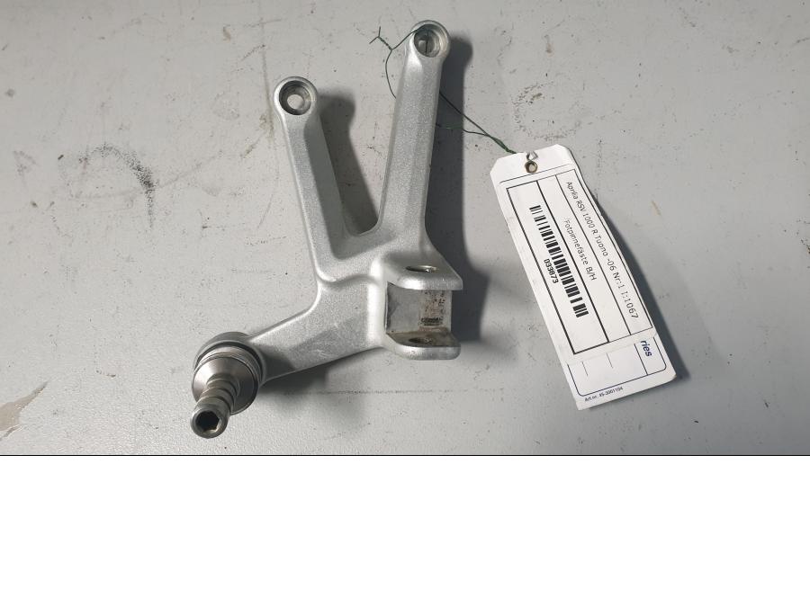 Framsidan på Fotpinnefäste från en Aprilia RSV 1000 R Tuono -2006 motorcykel.