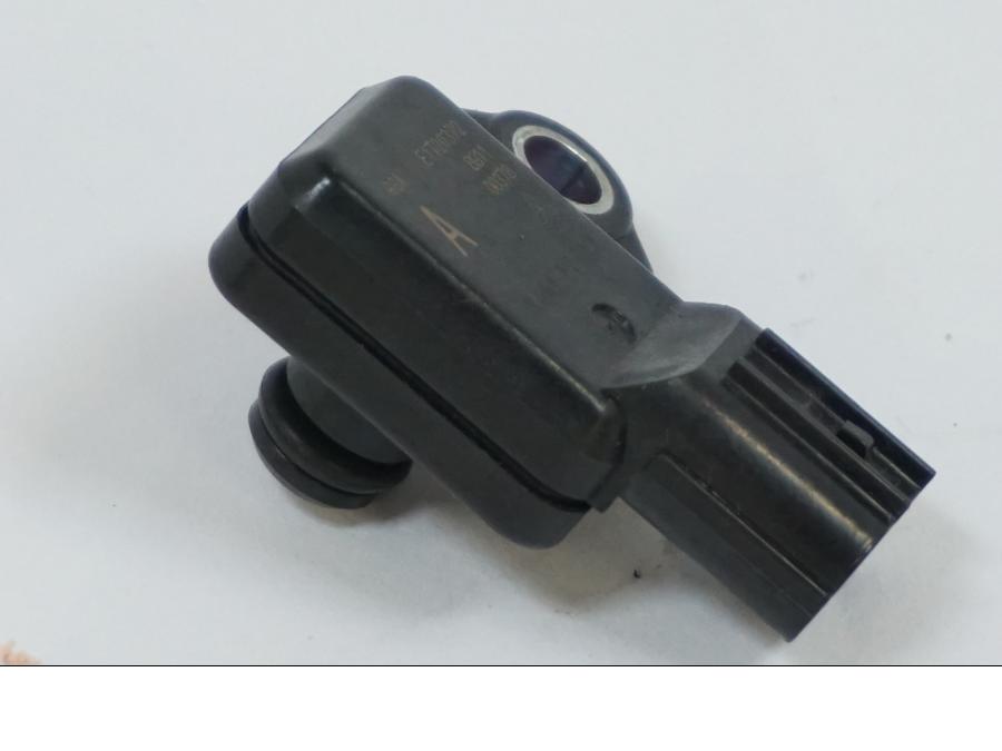 Baksidan på Mapsensor från en Honda CB 650 R -2019 motorcykel.