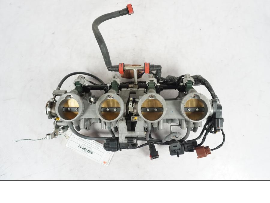 Framsidan på Spjällhus från en Kawasaki ZX-10R -2008 motorcykel.