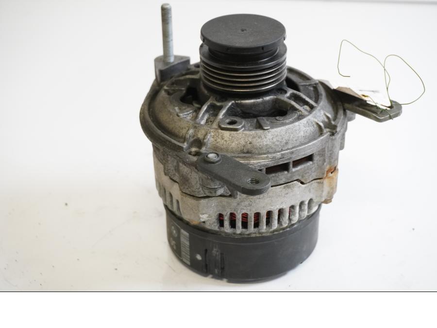 Framsidan på Generator från en BMW R 850 R -2004 motorcykel.