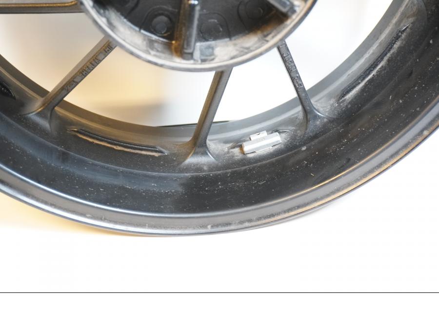 Extrabild3 på Fälg från en Yamaha MT-09 Tracer -2016 motorcykel.