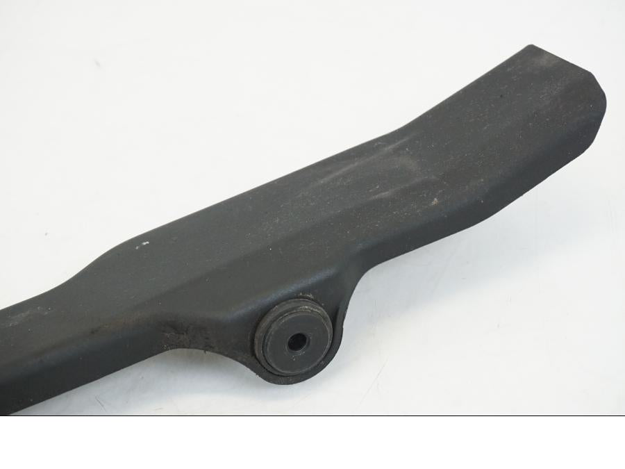 Vänster sida på Kedjeskydd från en Ducati Streetfighter V4 -2020 motorcykel.