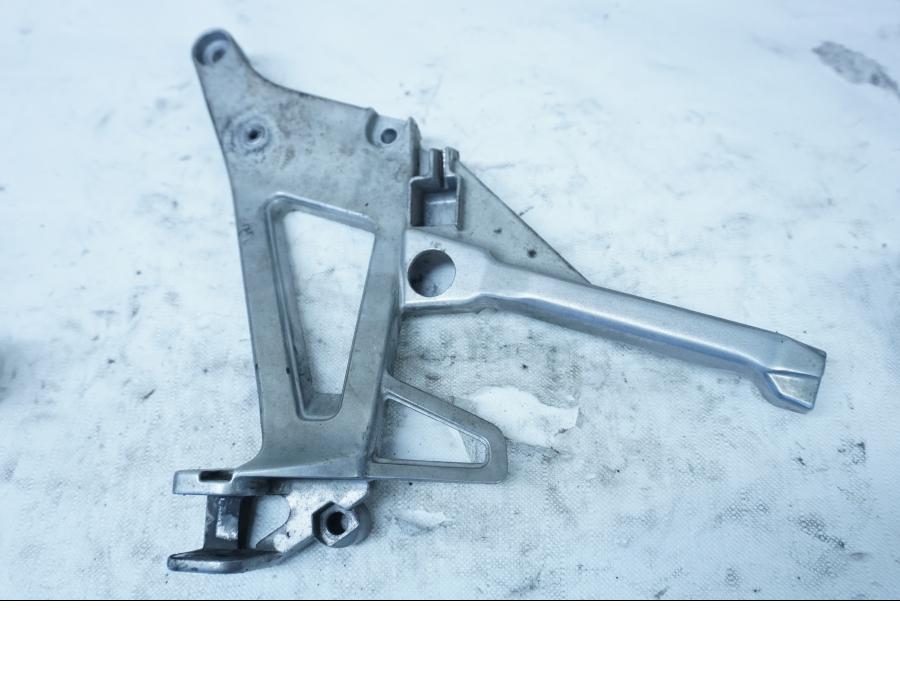 Framsidan på Fotpinnefäste från en Honda VFR 750 -1992 motorcykel.