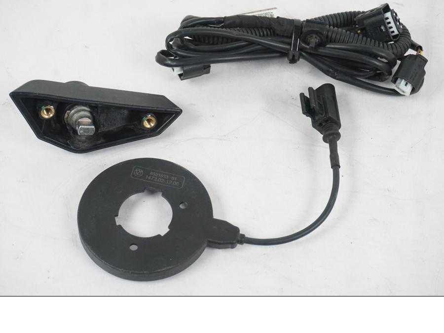 Extrabild6 på <p>Låssats från BMW R 1200 RS 2015.</p>

<p>Keyless Ride, tändningslås, en grå plastnyckel, tanklock, antenn, kablage, fjärrnyckel och sadellås.</p> motorcykel.