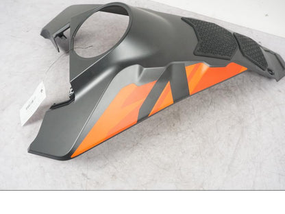 Snett nerifrån på Tankkåpa från en KTM 1290 Super Adventure S -2023 motorcykel.