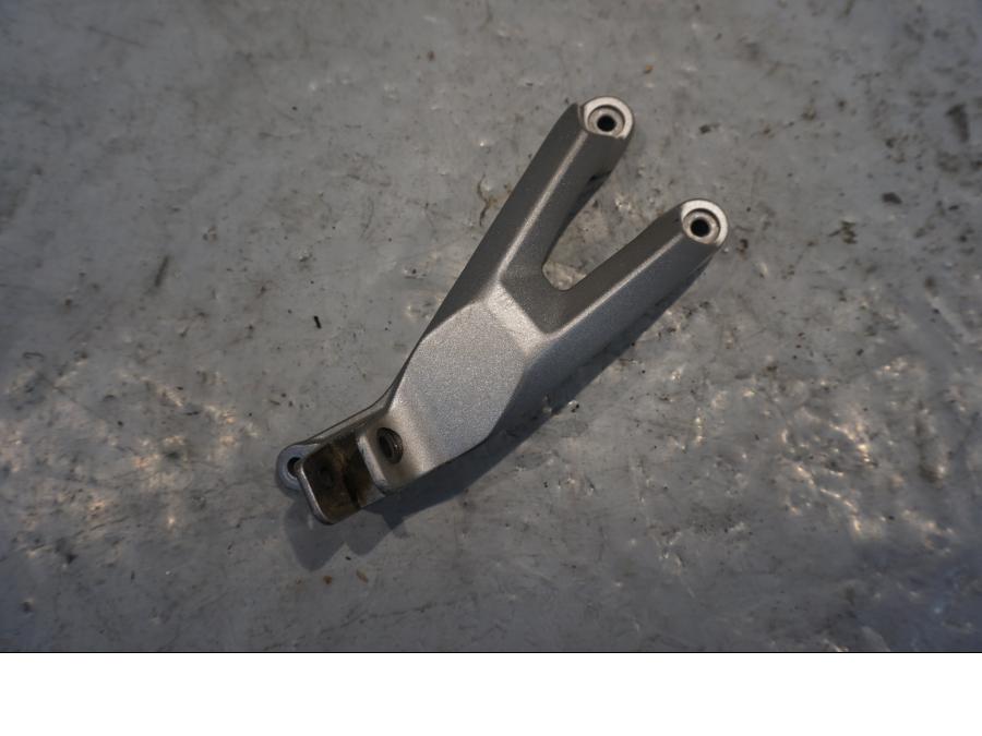 Framsidan på Fotpinnefäste från en Yamaha XT 1200 Z -2011 motorcykel.