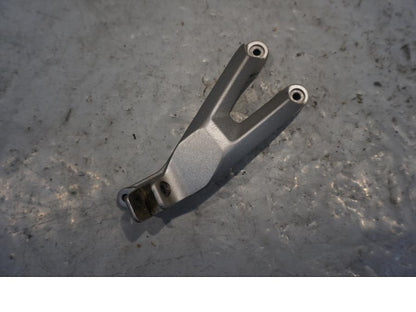 Framsidan på Fotpinnefäste från en Yamaha XT 1200 Z -2011 motorcykel.