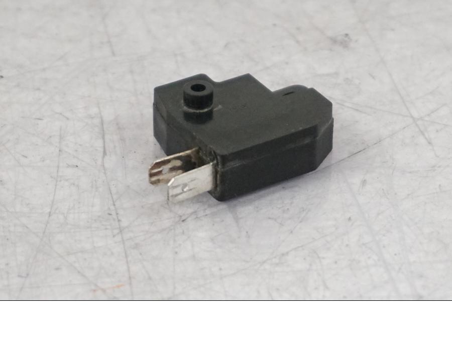 Baksidan på Bromsljuskontakt från en Suzuki VZ 800 -2000 motorcykel.