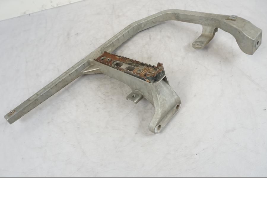 Extrabild1 på Fotpinnefästesbåge från en Suzuki LTA 750 XP E -2009 motorcykel.