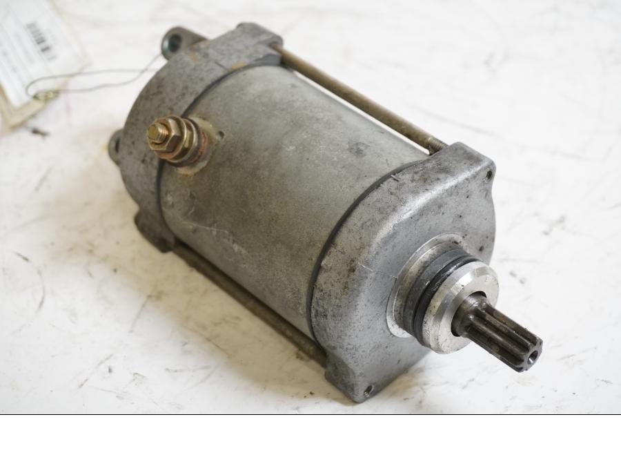 Framsidan på Startmotor från en Honda CBR 900 RR -1993 motorcykel.