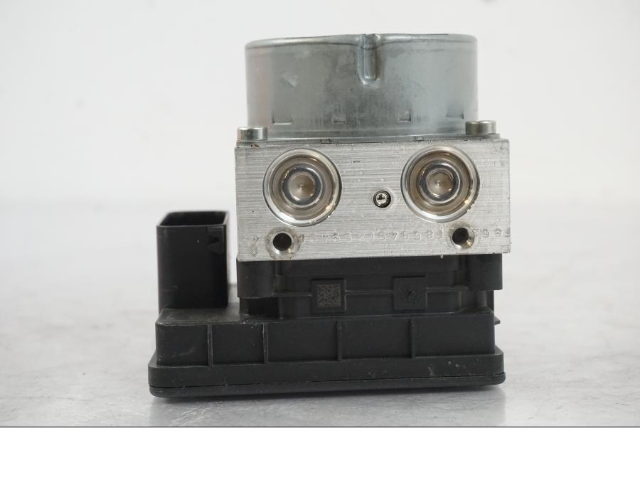 Snett nerifrån på ABS Modulator från en BMW R 1250 GS -2021 motorcykel.