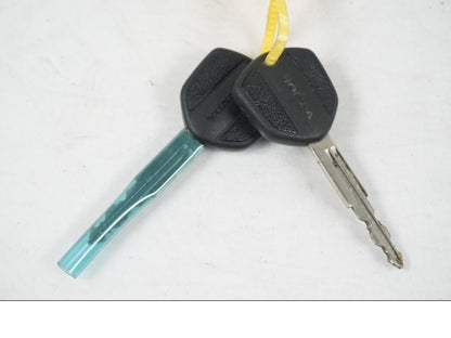 Snett nerifrån på <p>Låssats från Honda VT 750 C2 2008.</p>

<p>Tändningslås, antenn, styrlås, tanklock, hjälmlås, 2st nycklar och CDI.</p> motorcykel.