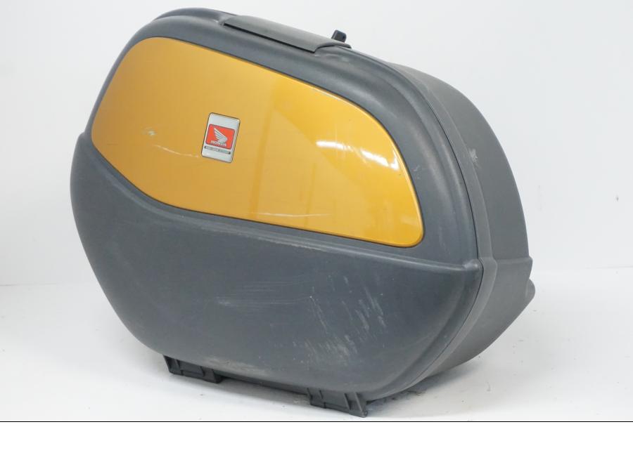 Baksidan på Sidoväska från en Honda XL 1000 V -1999 motorcykel.