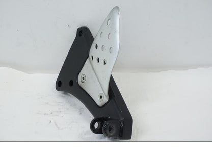 Höger sida på Fotpinnefäste från en Buell XB9S -2003 motorcykel.