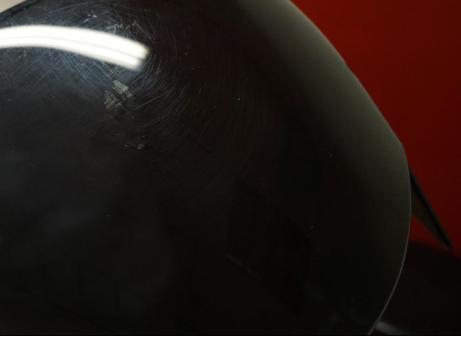 Snett nerifrån på Vindruta från en Suzuki GSR 600 -2008 motorcykel.