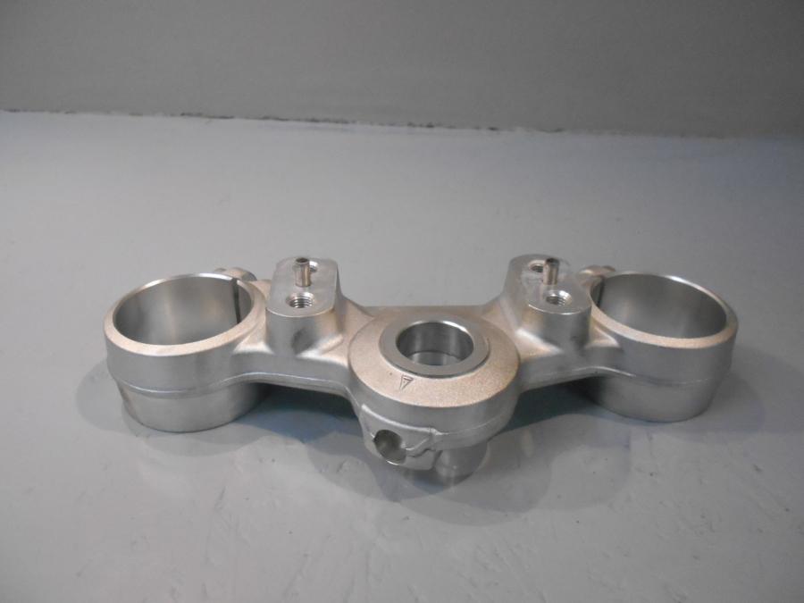 Framsidan på Gaffelkrona från en Triumph Tiger 800 -2016 motorcykel.