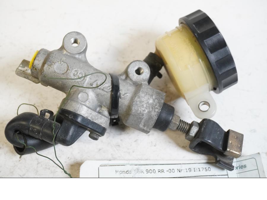 Framsidan på Bromshuvudcylinder från en Honda CBR 900 RR -2000 motorcykel.