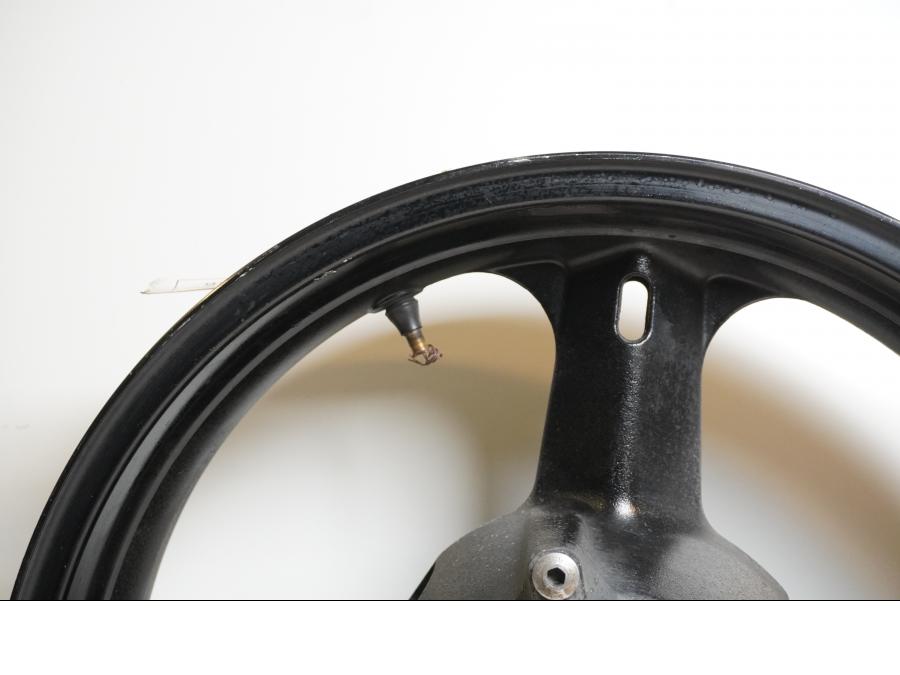 Snett uppifrån på Fälg från en Suzuki DL 1000 -2004 motorcykel.