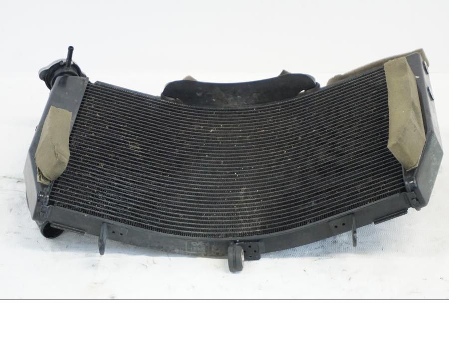 Vänster sida på Vattenkyl från en Yamaha YZF R6 -2006 motorcykel.