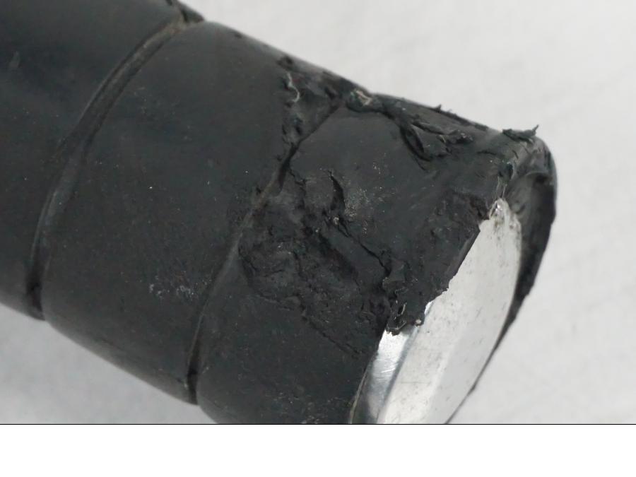 Vänster sida på Fotpinnesats från en Yamaha XVS 1100A -2005 motorcykel.