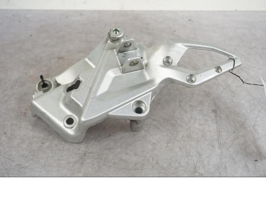 Framsidan på Fotpinnefäste från en BMW F 800 R -2018 motorcykel.