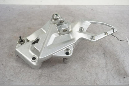 Framsidan på Fotpinnefäste från en BMW F 800 R -2018 motorcykel.