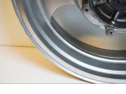 Snett nerifrån på Fälg från en Kawasaki VN 1600 Mean Streak -2007 motorcykel.