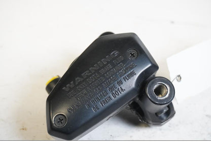 Baksidan på Bromshuvudcylinder från en Kawasaki Z 800 -2014 motorcykel.