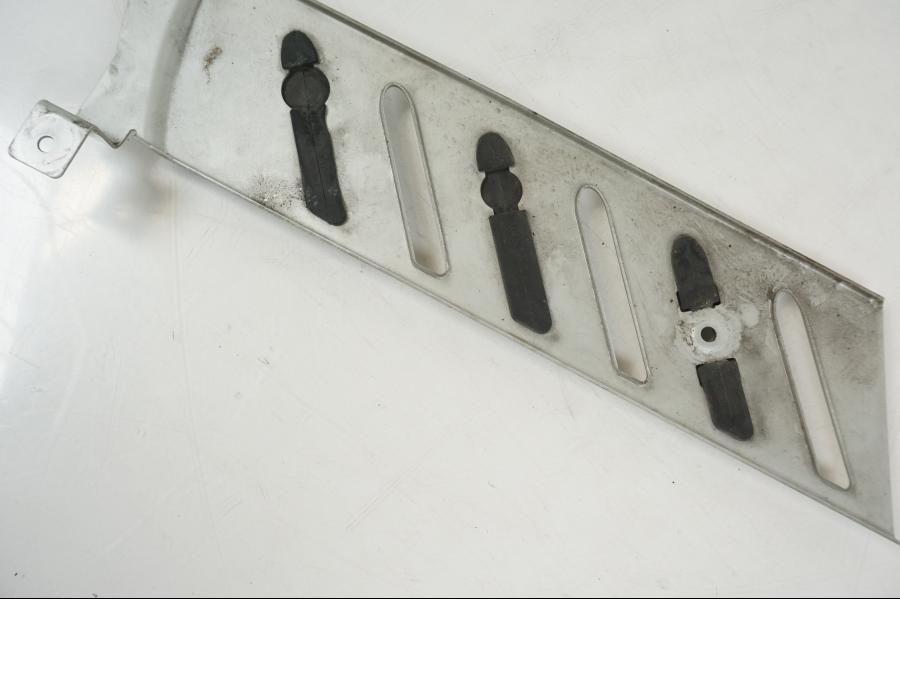 Snett nerifrån på Ramskydd från en BMW F 650 CS -2002 motorcykel.